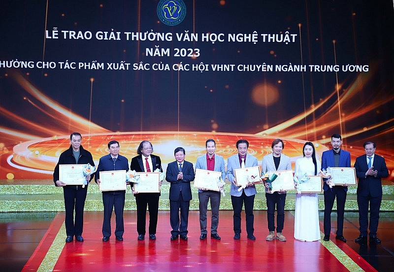 Thứ trưởng Tạ Quang Đông và Chủ tịch Hội Nhạc sĩ Việt Nam Đỗ Hồng Quân trao giải thưởng cho tác phẩm xuất sắc của các Hội VHNT chuyên ngành Trung ương