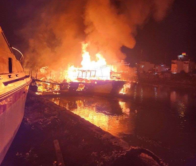 TP. Móng Cái - Quảng Ninh: 3 tàu cháy dữ dội ở cảng Phương Oanh