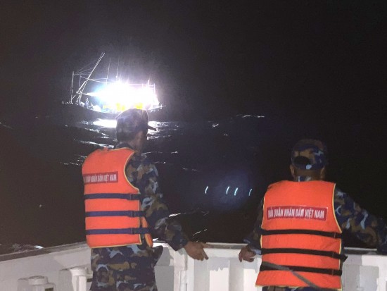 Trắng đêm lai dắt tàu cá Phú Yên gặp nạn trên biển