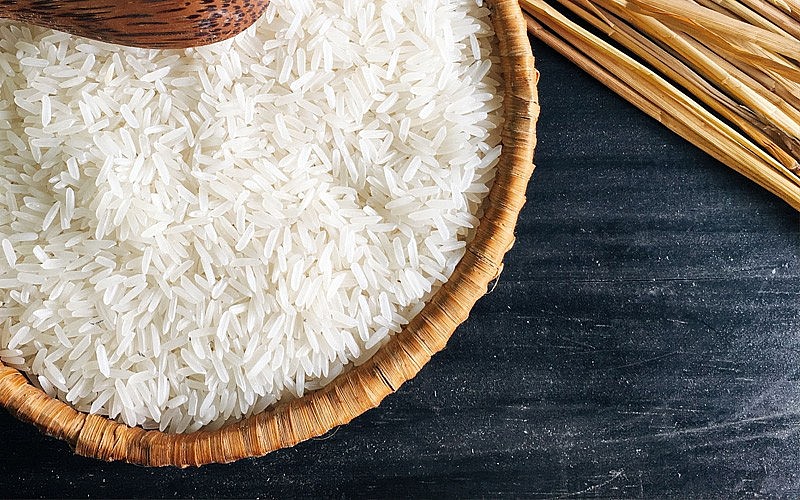 Giá gạo Việt tiếp đà giảm sâu, gạo Thái Lan ngược chiều tăng