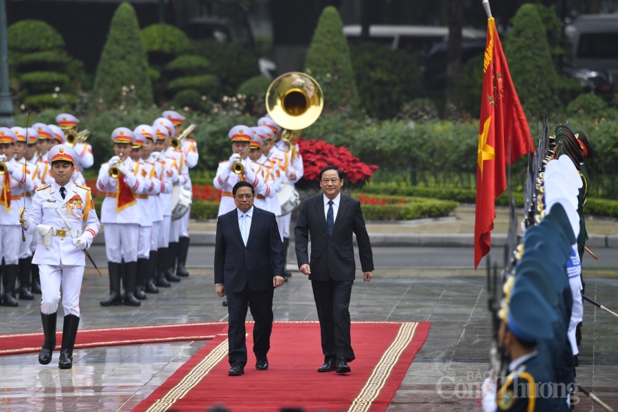 Chùm ảnh: Thủ tướng Phạm Minh Chính chủ trì lễ đón, hội đàm với Thủ tướng Lào