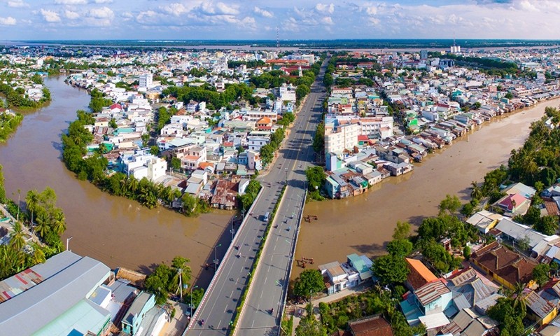 Tiền Giang là tỉnh giữ vai trò kết nối quan trọng giữa vùng đồng bằng sông Cửu Long với Thành phố Hồ Chí Minh và vùng Đông Nam Bộ