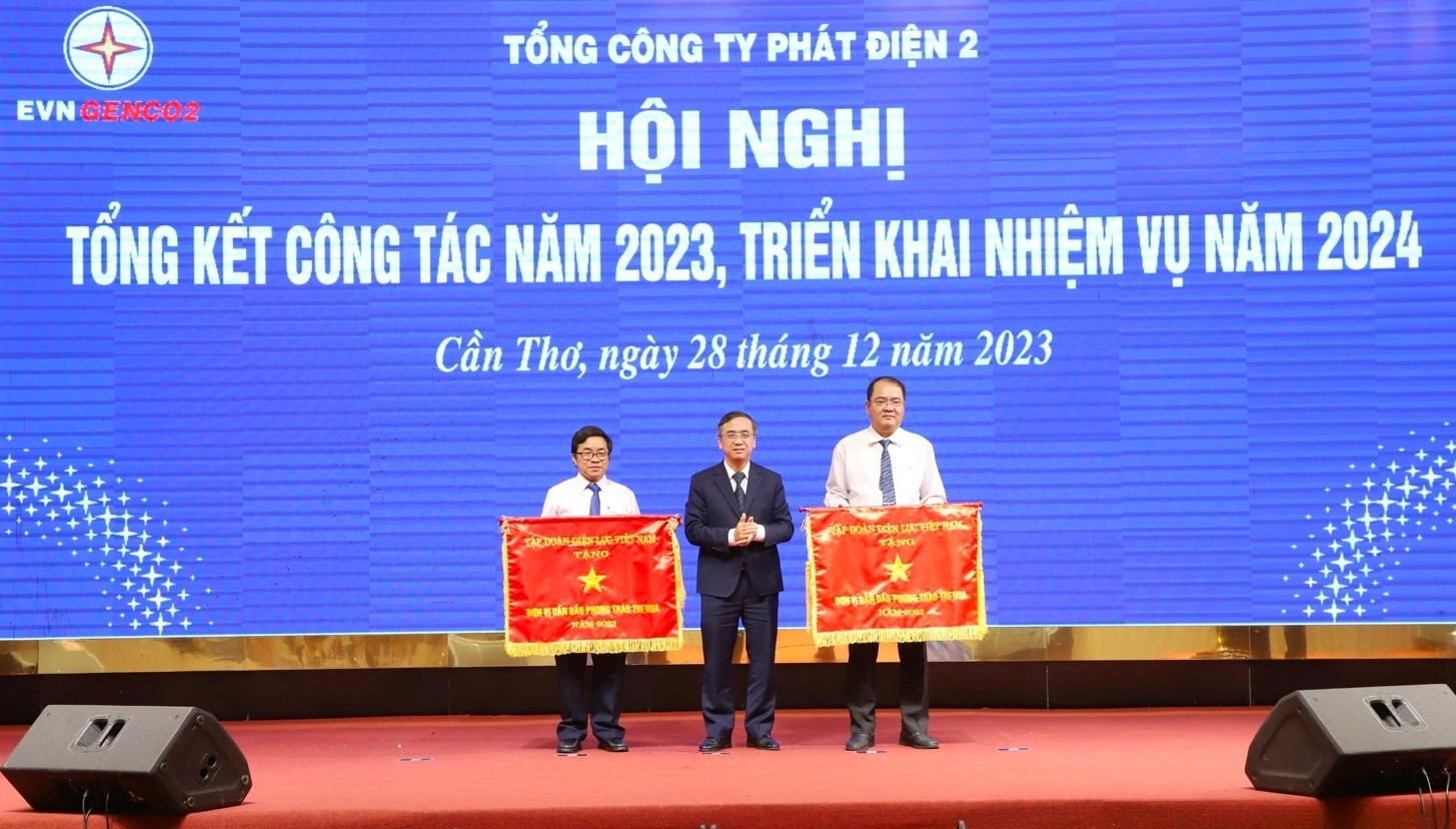 Ông Lê Đình Bản - Giám đốc Công ty (người đầu tiên từ trái sang) nhận Cờ thi đua của Tập đoàn Điện lực Việt nam