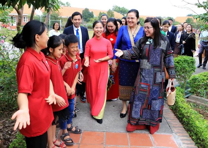  Bà Lê Thị Bích Trân, Phu nhân Thủ tướng Phạm Minh Chính và bà Vandara Siphandone, Phu nhân Thủ tướng Lào Sonexay Siphandone đến thăm Làng trẻ em SOS tỉnh Thái Bình. (Ảnh: Thế Duyệt/TTXVN) 