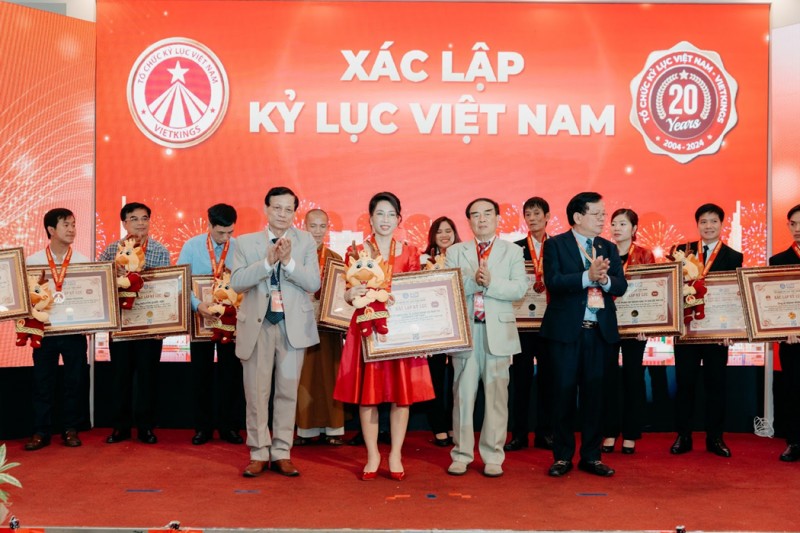 Bà Lại Thị Mai, Giám đốc Licensing thuộc Sconnect Việt Nam (áo đỏ) đại diện nhận hai Kỷ lục Việt Nam trong lĩnh vực hoạt hình 