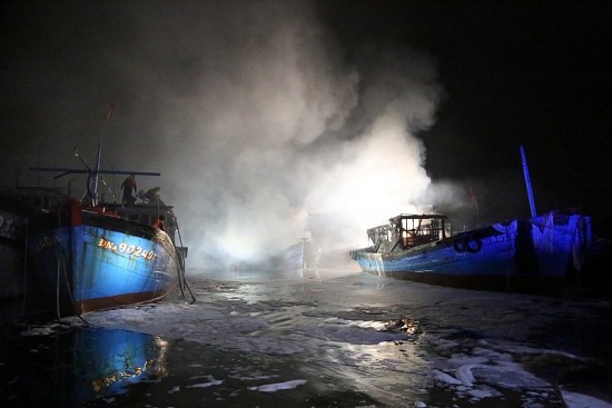 Đà Nẵng: 4 tàu cá bốc cháy ngùn ngụt trong đêm, không thiệt hại về người
