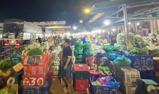 TP. Hồ Chí Minh: Hàng hóa Tết tấp nập đổ về các chợ
