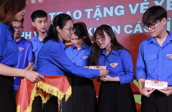 Đà Nẵng: Tặng 300 vé xe và 2 chuyến xe Tết đến sinh viên khó khăn năm 2024