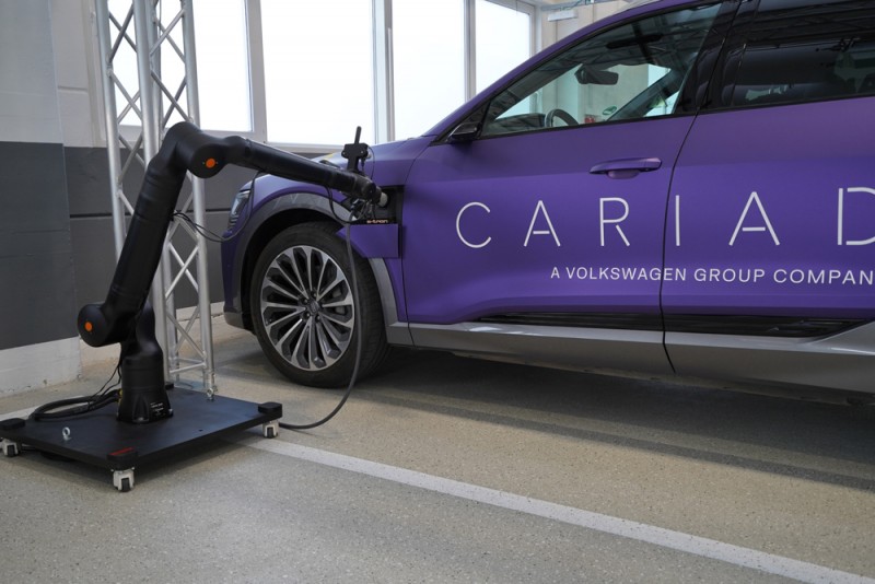Trong một bãi đậu xe được trang bị hệ thống đỗ xe tự động valet, các ô tô điện được trang bị công nghệ mới này có thể tự lái đến một vị trí trống có sẵn bộ sạc