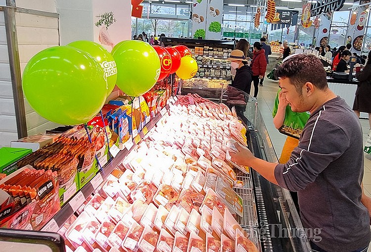 Người tiêu dùng trải nghiệm mua sắm tại siêu thị