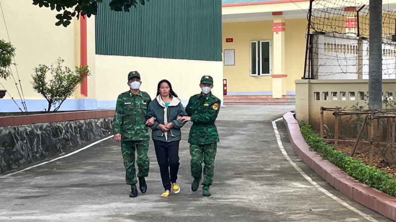 Lào Cai: Biên phòng dừng xe kiểm tra, người phụ nữ giao ra 3 bánh heroin