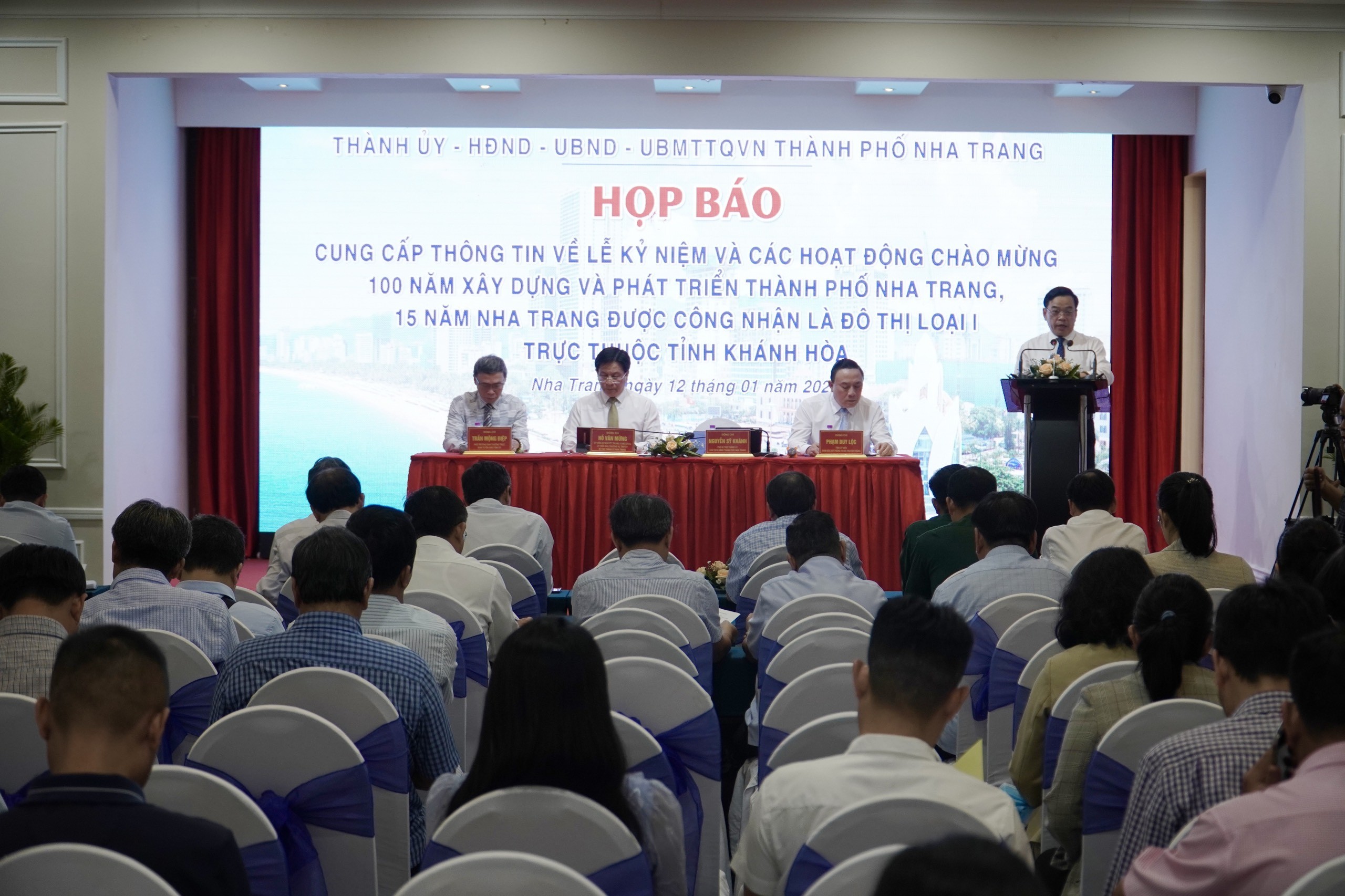 Nha Trang tổ chức họp báo
