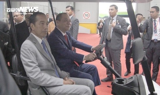 Ông Phạm Nhật Vượng lái xe chở Tổng thống Indonesia thăm nhà máy VinFast