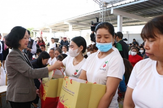 Thường trực Ban Bí thư Trương Thị Mai thăm, tặng quà Tết cho công nhân ở Lâm Đồng