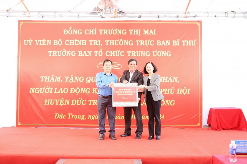 Trưởng Ban Tổ chức Trung ương Trương Thị Mai thăm, tặng quà tết cho công nhân ở Lâm Đồng