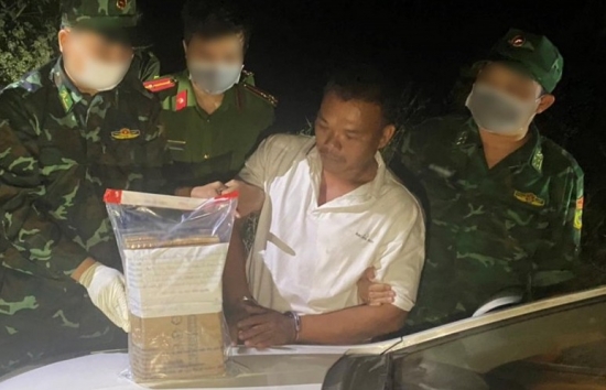Long An: Bắt đối tượng vận chuyển 12 bánh heroin từ Campuchia vào Việt Nam