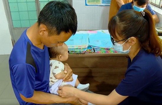 Vaccine đã được phân bổ, các tỉnh, thành phố khẩn trương tổ chức tiêm bù cho trẻ