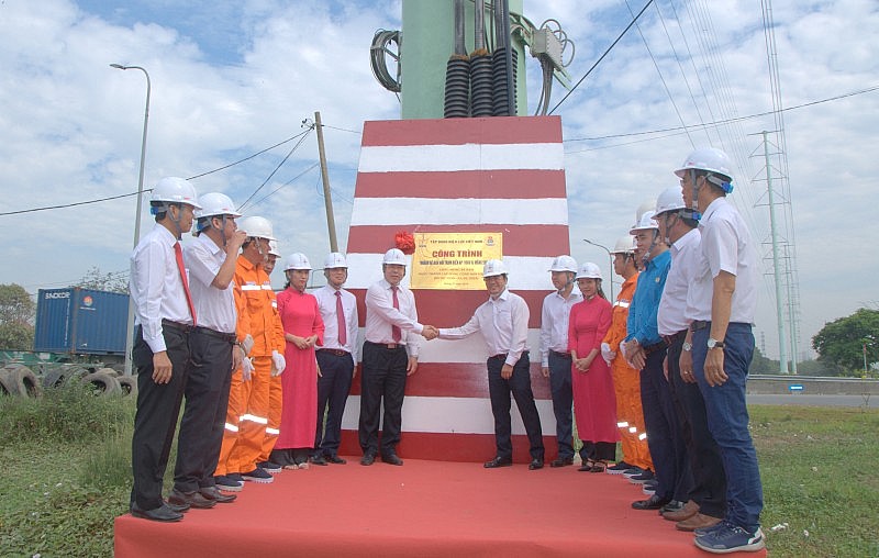 TP. Hồ Chí Minh: Gắn biển thi đua công trình điện chào mừng 94 năm thành lập Đảng cộng sản Việt Nam