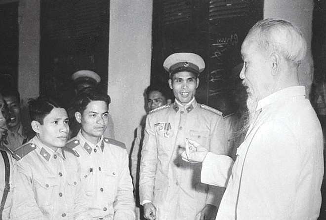 Chủ tịch Hồ Chí Minh thăm một đơn vị Cảnh sát nhân dân Thủ đô Hà Nội, mùng 1 Tết Quý Mão (1963).
