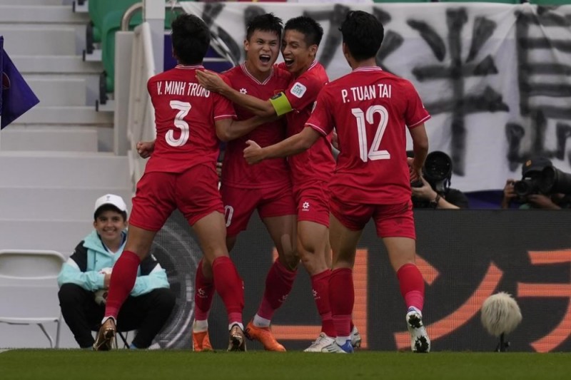 Báo nước ngoài và cổ động viên châu á khen ngợi đội tuyển Việt Nam sau mở màn vòng bảng AFC