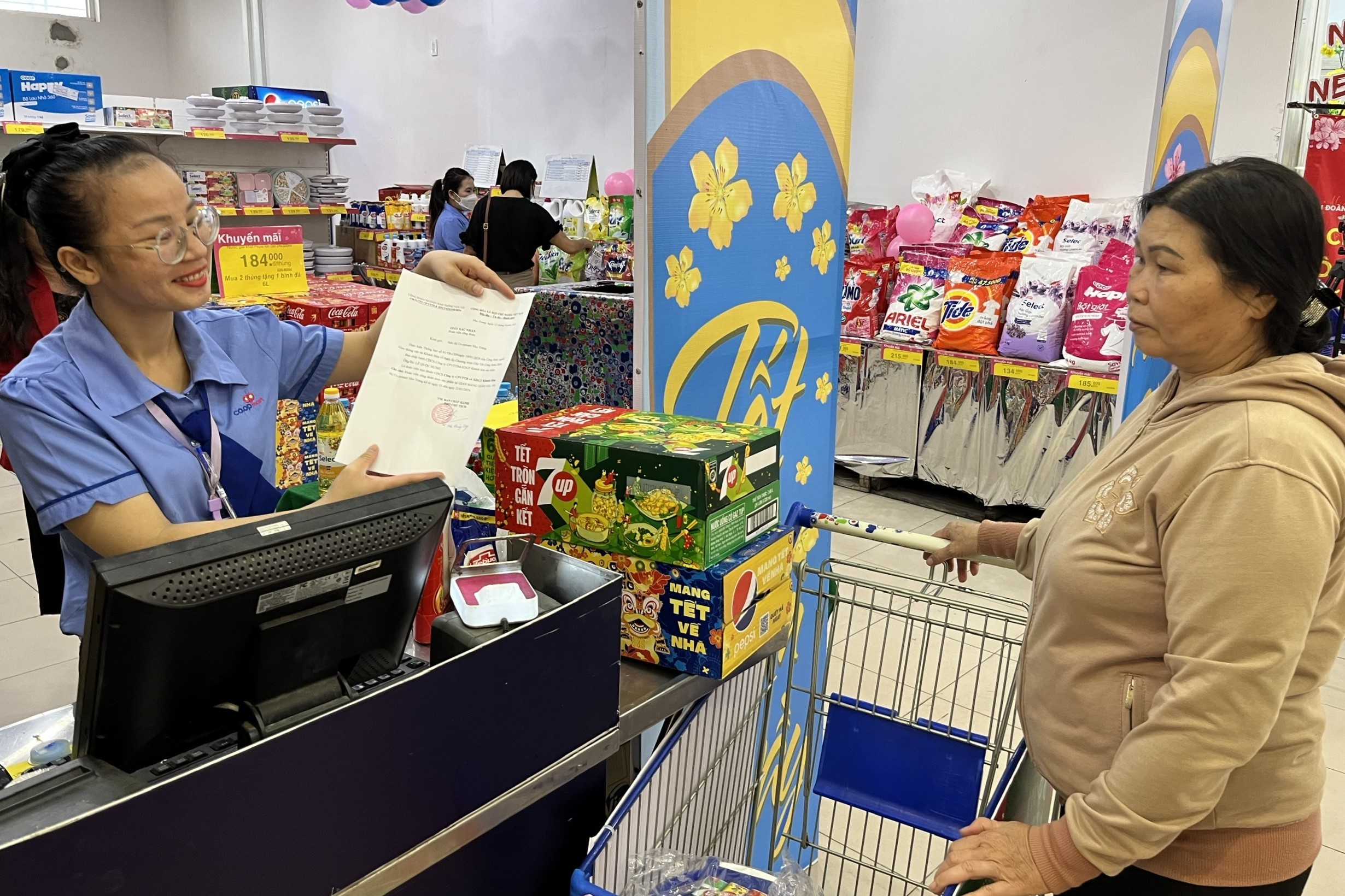 đoàn viên tham quan mua sắm tại gian hàng chợ Tết Công đoàn ở siêu thị Co.opmart Nha Trang