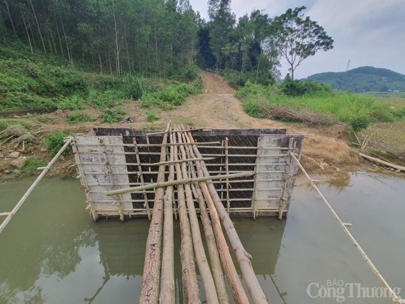 Hòa Bình: Cầu mới thi công dang dở, dân phải ghép cây keo làm cầu tạm