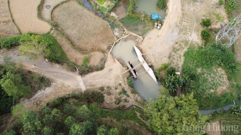 Hòa Bình: Cầu mới thi công dang dở, dân phải ghép cây keo làm cầu tạm
