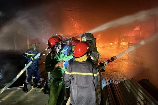 Hà Tĩnh: Xuyên đêm dập lửa tại một xưởng gỗ công nghiệp