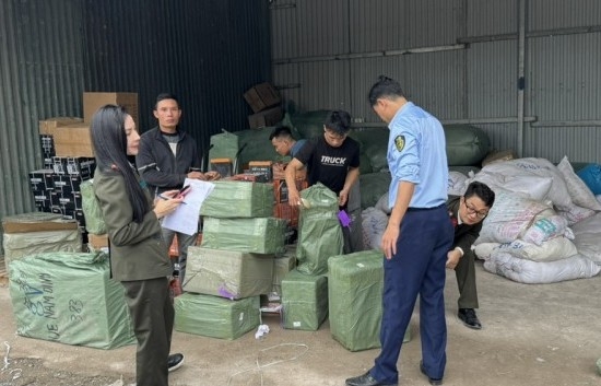 Hà Nội: Phát hiện kho hàng có dấu hiệu nhập lậu ở quận Hoàng Mai