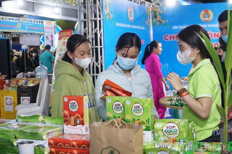 Đà Nẵng: Công nhân, người lao động tấp nập mua sắm Tết sớm tại Chợ Tết Công đoàn 2024