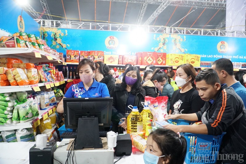 Đà Nẵng: Công nhân, người lao động tấp nập mua sắm Tết sớm tại Chợ Tết Công đoàn 2024