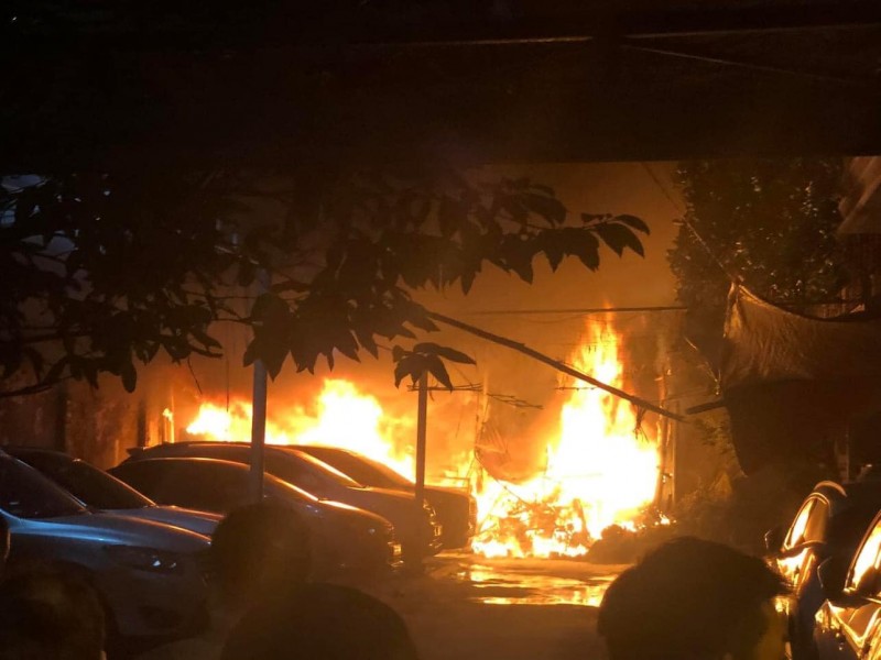 Hà Nội: Cháy lớn tại bãi trông giữ xe ô tô ở quận Thanh Xuân