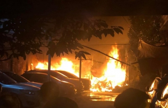 Hà Nội: Cháy lớn tại bãi trông giữ xe ô tô ở quận Thanh Xuân