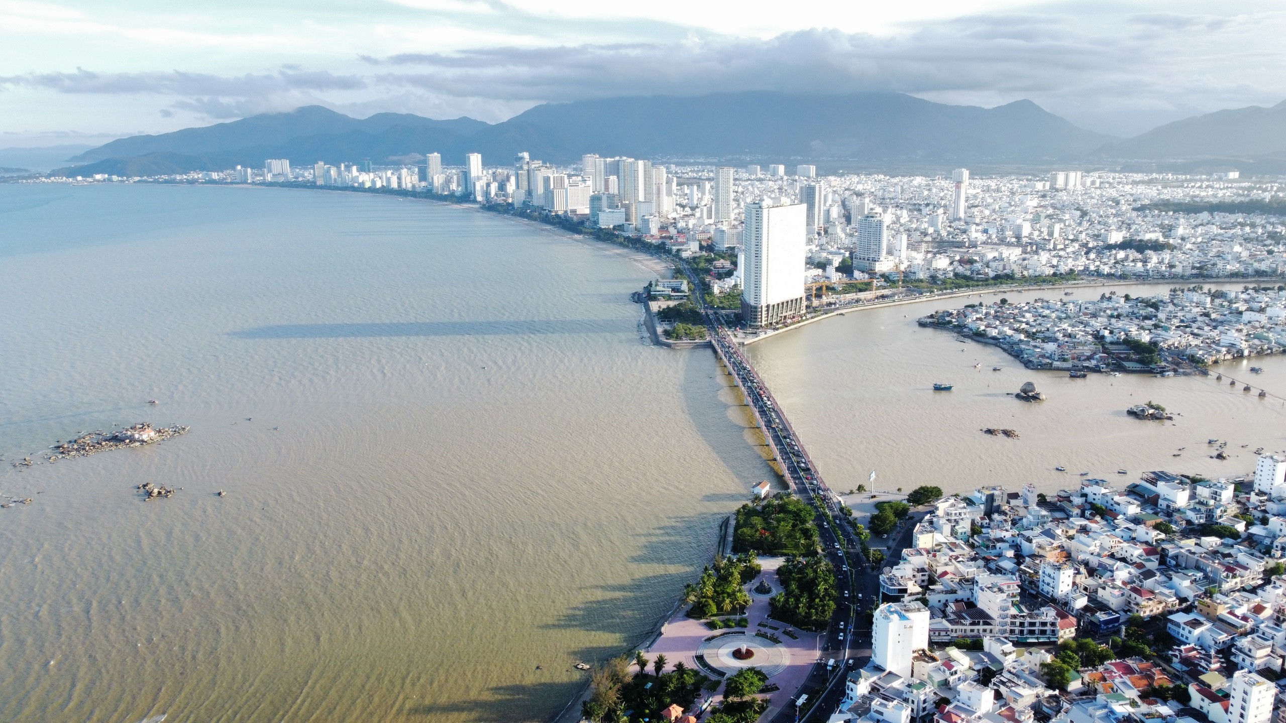 Thành phố Nha Trang đặt mục tiêu chuyển đổi mô hình tăng trưởng theo hướng xanh hóa các ngành kinh tế. Ảnh: MINH TOÀN
