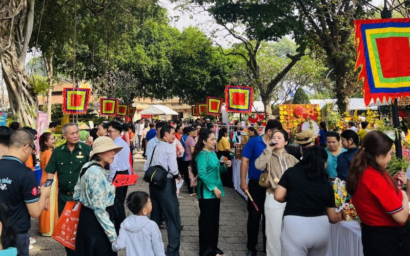 TP. Hồ Chí Minh: Người dân háo hức checkin, mua sắm trong Ngày hội “Hương sắc mùa Xuân”