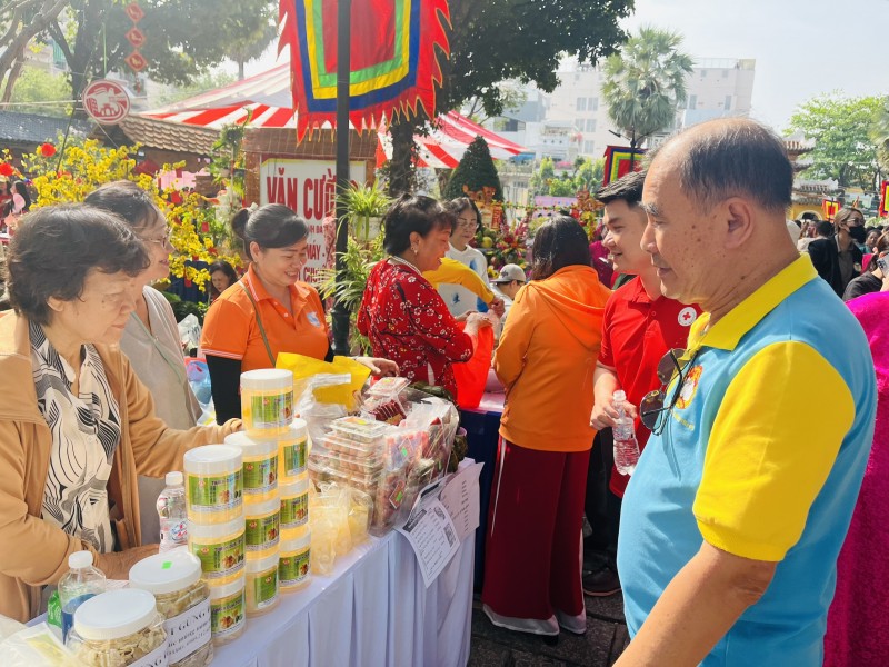 TP. Hồ Chí Minh: Người dân háo hức checkin, mua sắm trong Ngày hội “Hương sắc mùa Xuân”