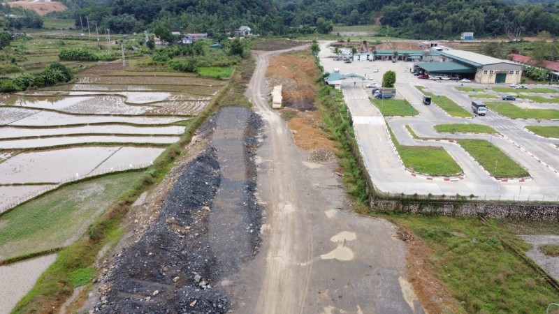 Dự án đường kết nối từ đường Trần Hưng Đạo đến phường Dân Chủ (TP. Hòa Bình) đến Quốc lộ 6 bị chậm tiến độ do thiếu nguồn đất đắp