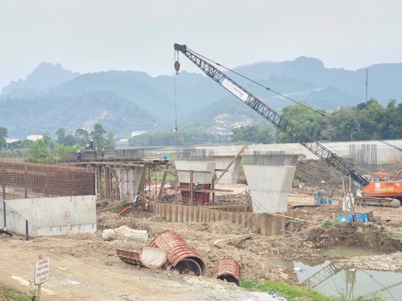 Nhiều công trình, dự án trên địa bàn tỉnh Hoà Bình bị chậm tiến độ do thiếu đất đắp