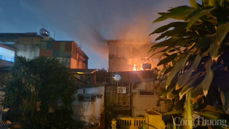 Hà Nội: Cháy nhà dân ở phường Định Công, 2 mẹ con thoát nạn