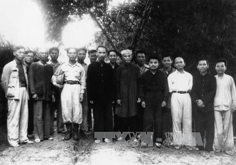 Đại tướng Võ Nguyên Giáp (hàng đầu, thứ ba từ trái sang) bên cạnh Chủ tịch Hồ Chí Minh, sau lễ phong quân hàm Đại tướng, tại Lục Rã, chân đèo Re, ngày 27-5-1948. Ảnh: Tư liệu TTXVN 