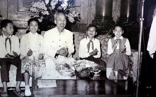 Đại biểu thiếu nhi thủ đô đến chúc Tết Bác Hồ tại Phủ Chủ tịch ngày 1-1-1959. Ảnh tư liệu 