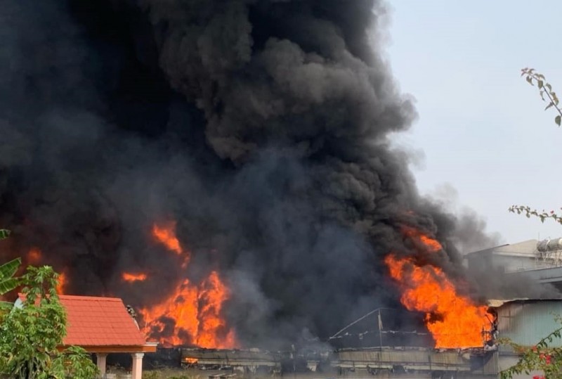 Bình Dương: Cháy tại công ty nệm mút ở TP. Tân Uyên, cột khói cao hàng trăm mét