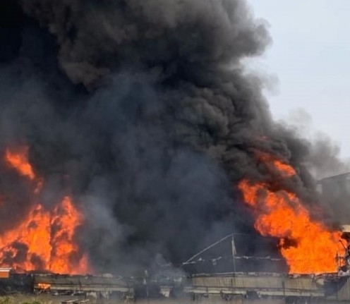 Bình Dương: Cháy tại công ty nệm mút ở TP. Tân Uyên, cột khói cao hàng trăm mét