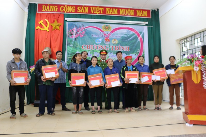 Người dân xã Ngổ Luông (huyện Tân Lạc, Hoà Bình) phấn khởi nhận quà Tết
