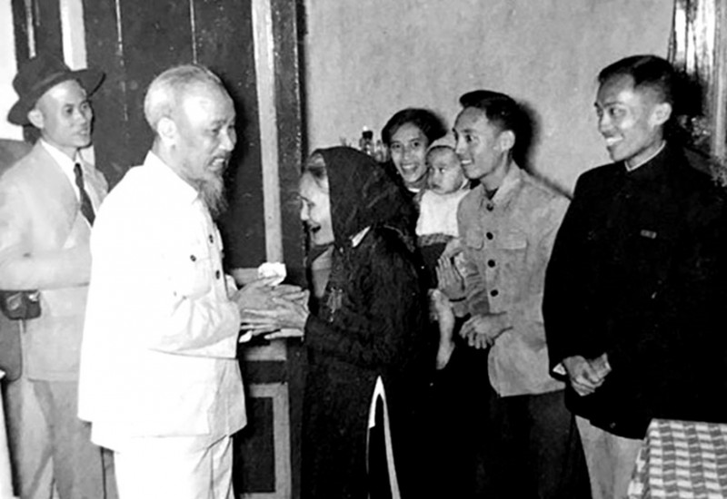 Chủ tịch Hồ Chí Minh thăm và chúc Tết gia đình cụ Nguyễn Thị Khánh (phố Lò Đúc, Hai Bà Trưng, Hà Nội), ngày 30-1-1957. Ảnh tư liệu 