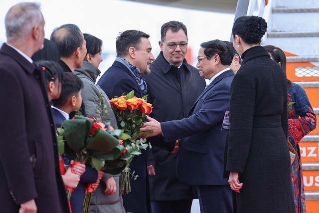 Thủ tướng Phạm Minh Chính tới thủ đô Bucharest, bắt đầu thăm chính thức Romania