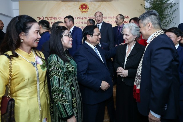 Thủ tướng Phạm Minh Chính gặp bà con kiều bào người Việt tại Romania