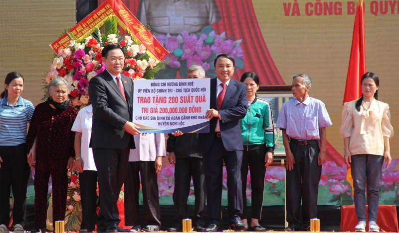 Chủ tịch Quốc hội Vương Đình Huệ trao tặng 200 suất quà cho các gia đình có hoàn cảnh khó khăn ở huyện Nghi Lộc