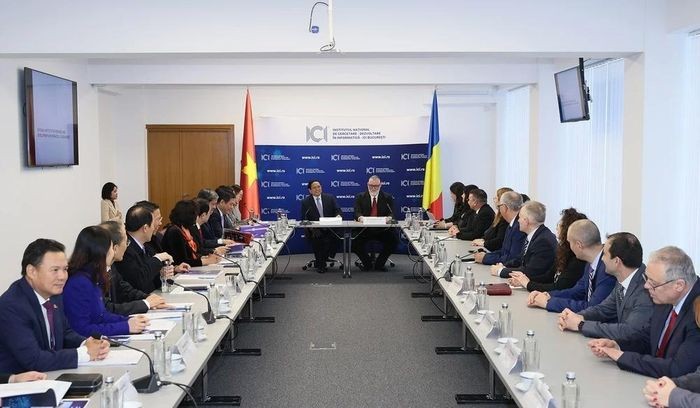 Thủ tướng thăm Viện Nghiên cứu Phát triển Tin học và nhà Quốc hội Romania