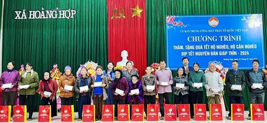 Phó Chủ tịch Ủy ban Trung ương Mặt trận Tổ quốc Việt Nam tặng quà gia đình chính sách tại Thanh Hóa